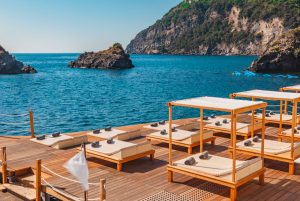 Il solarium sospeso sul mare del Giardino Eden Ischia beach club